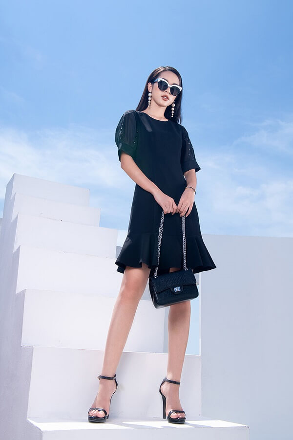 Diện đầm công sở đẹp cho người mập kết hợp thêm giày cao gót để hoàn thiện vẻ ngoài ấn tượng