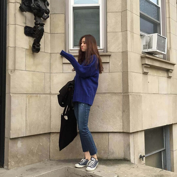 Cách phối đồ mùa đông cho nữ diện áo len xanh phối cùng quần jeans