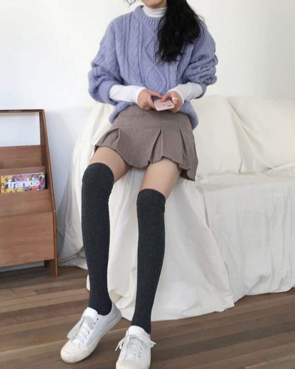 Chân váy xòe kết hợp với áo len
