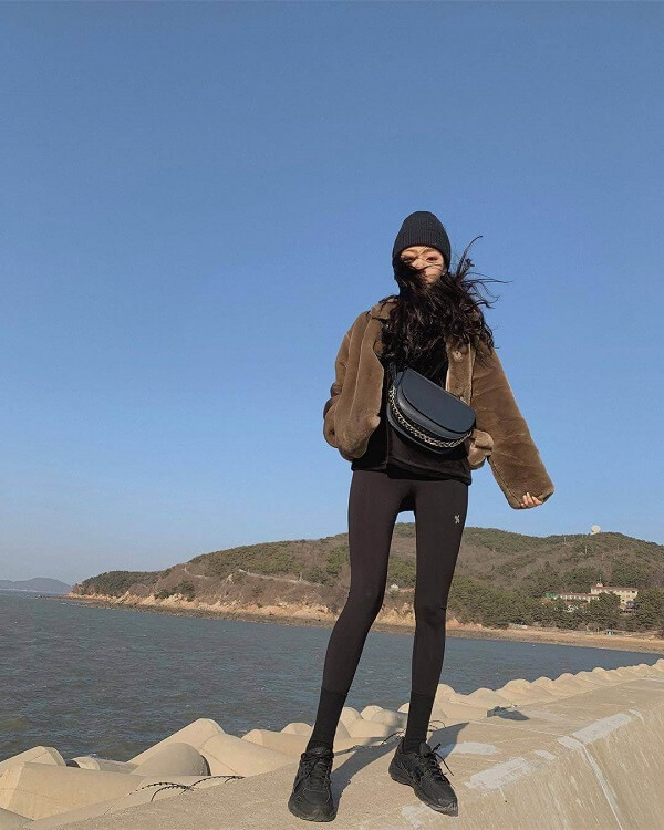 Áo khoác lông phối cùng legging và mũ