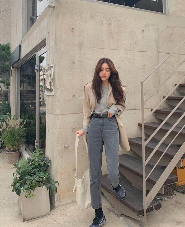 Quần jeans phối hợp với áo khoác kaki