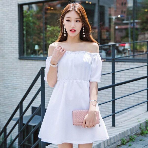 Thời trang Tết 2023: Váy hở vai