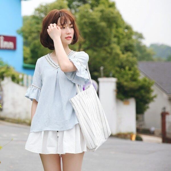 Áo cộc tay với chân váy xòe