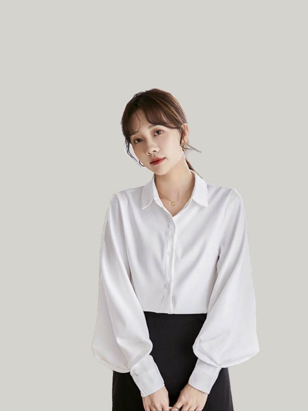 Điểm nhấn tay bồng làm cho chiếc áo sơ mi trắng không còn đơn điệu nữa
