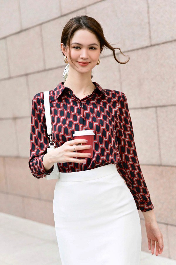 Áo sơ mi lụa phủ họa tiết cũng rất bắt mắt và kiêu kỳ
