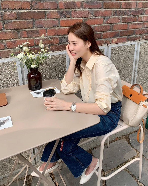 Hội gái Hàn thường mix áo sơ mi màu pastel với quần jeans năng động