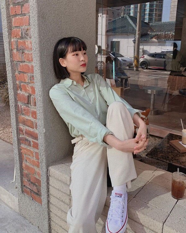 Kiểu áo này phối cùng quần ống suông có gam màu trung tính cũng rất hài hòa