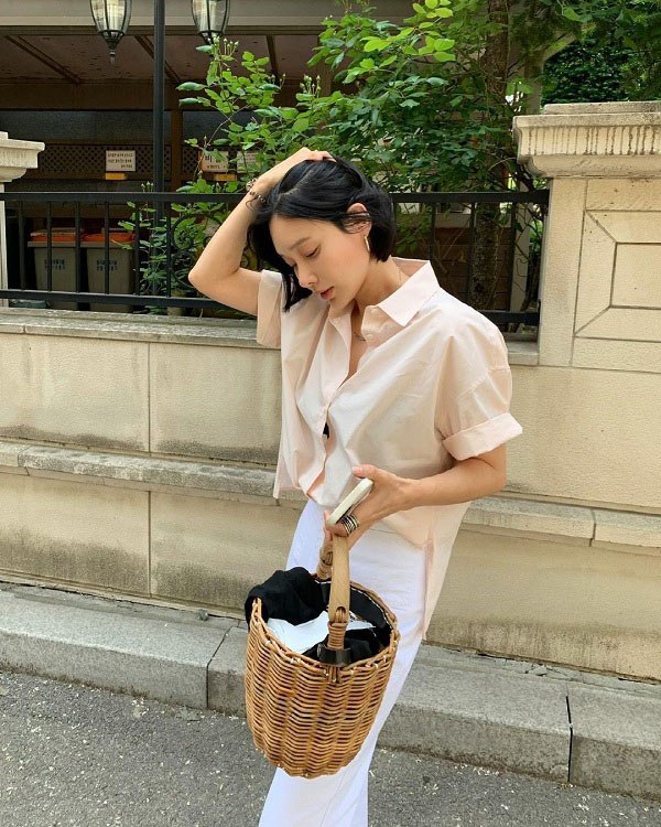 Combo gồm áo sơ mi màu pastel với quần trắng sẽ giúp chị em trở nên nổi bật hơn