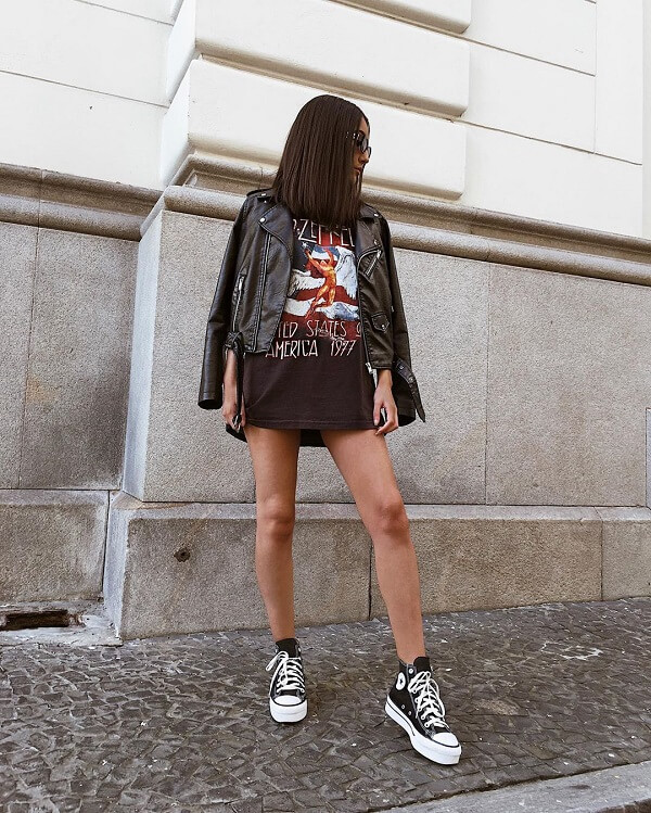 Áo oversize phối cùng giày sneaker