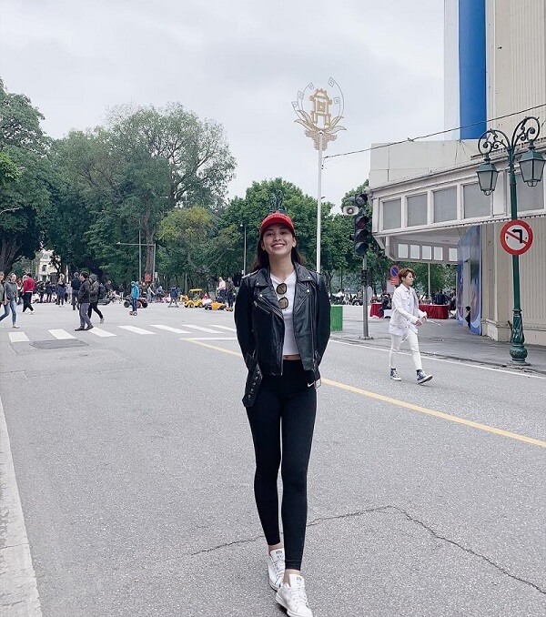 Áo khoác da + Quần legging nữ + Sneaker trắng
