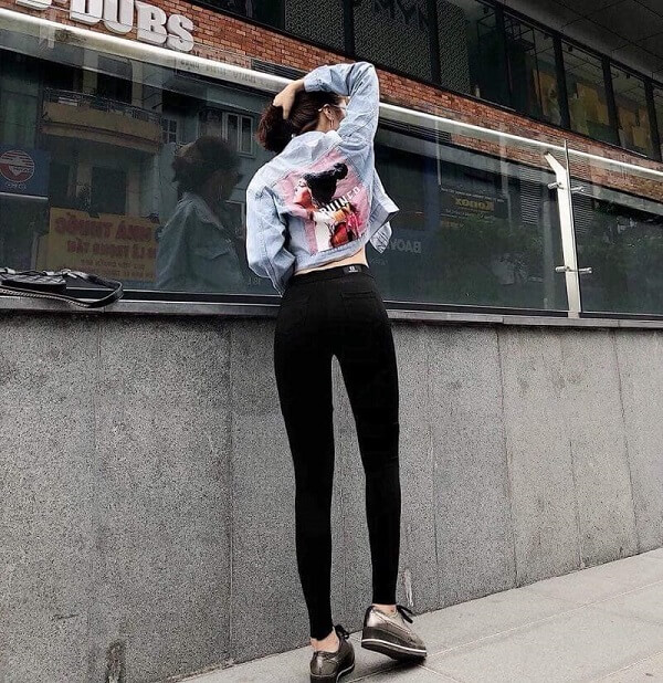 Quần legging kết hợp với áo khoác denim