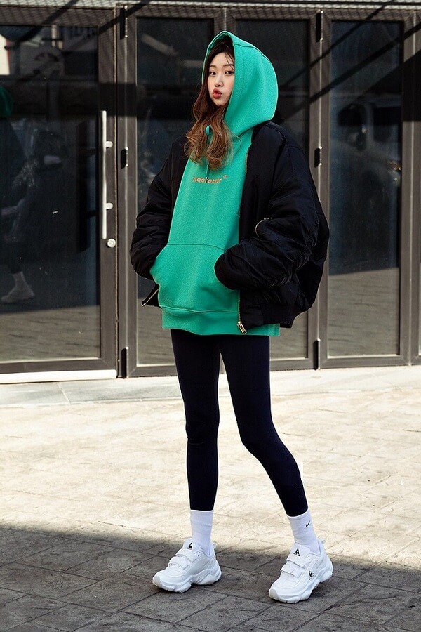 Phối layers với áo hoodie, áo phao và sneaker trắng hầm hố với quần legging - Ảnh 2