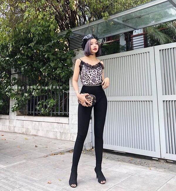 Áo 2 dây + Quần legging đen + Boots, giày cao gót