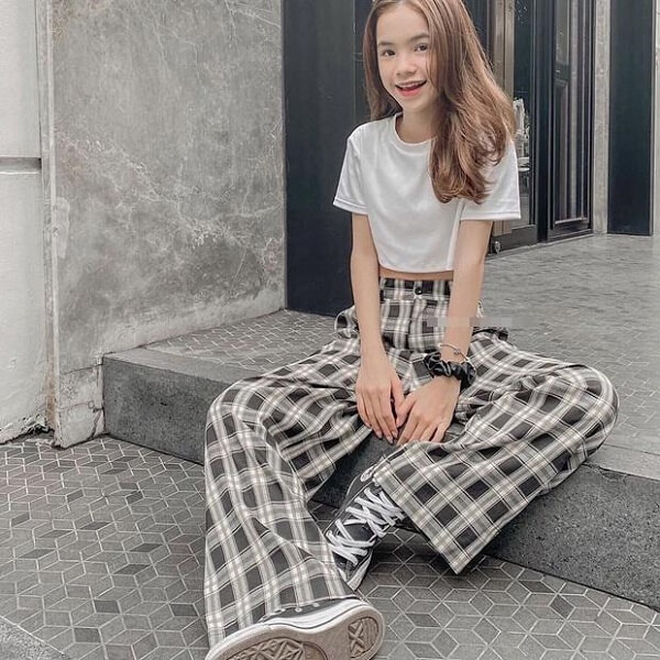 Phối áo croptop với quần caro ống rộng - Ảnh 2