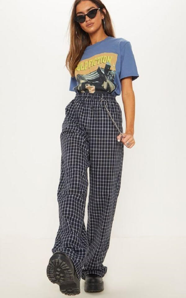 Phối áo thun oversized với quần caro ống rộng