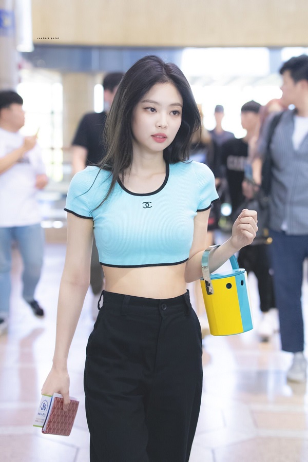 Jennie năng động, trẻ trung và tự tin với thần thái ngút ngàn tại sân bay với sự mix match hoàn hảo giữa áo croptop thể thao mix cùng quần lưng cao