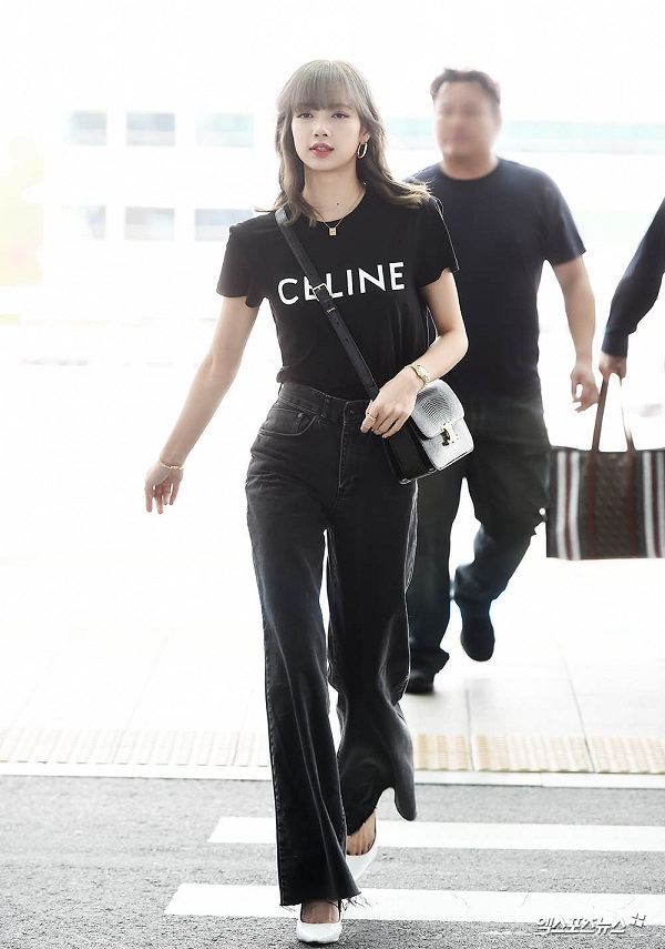 Thời trang sân bay của Lisa với sự kết hợp áo thun đen cùng với quần jeans đồng màu mang đến gu thời trang sang chảnh ngút ngàn