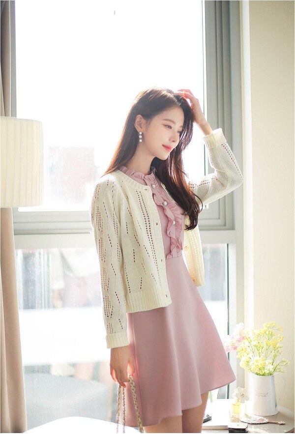 Phối đồ cho nữ lùn 1m40 với áo khoác cardigan
