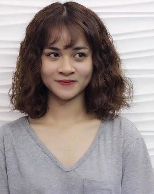 Tóc ngang vai xoăn xù