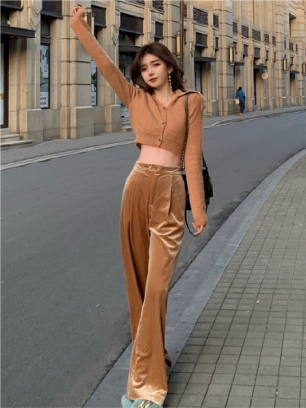 Mặc quần jean cạp cao cùng áo croptop đi chơi mùa hè cho nữ