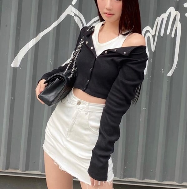 Áo croptop phối cùng với chân váy ngắn