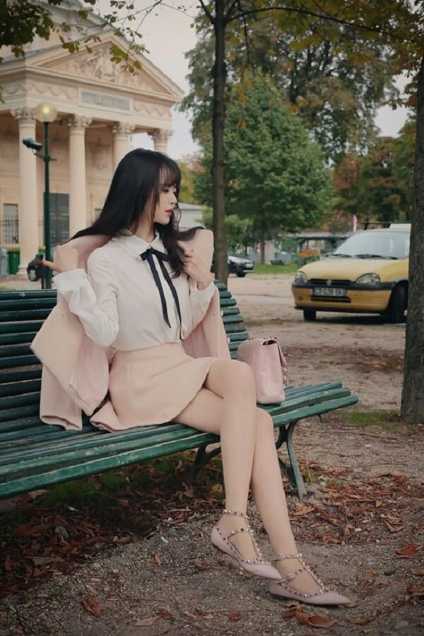 Áo kiểu phối với chân váy chữ A