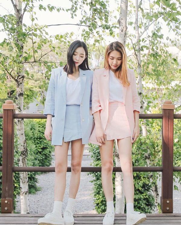 Áo phông mix cùng chân váy chữ A