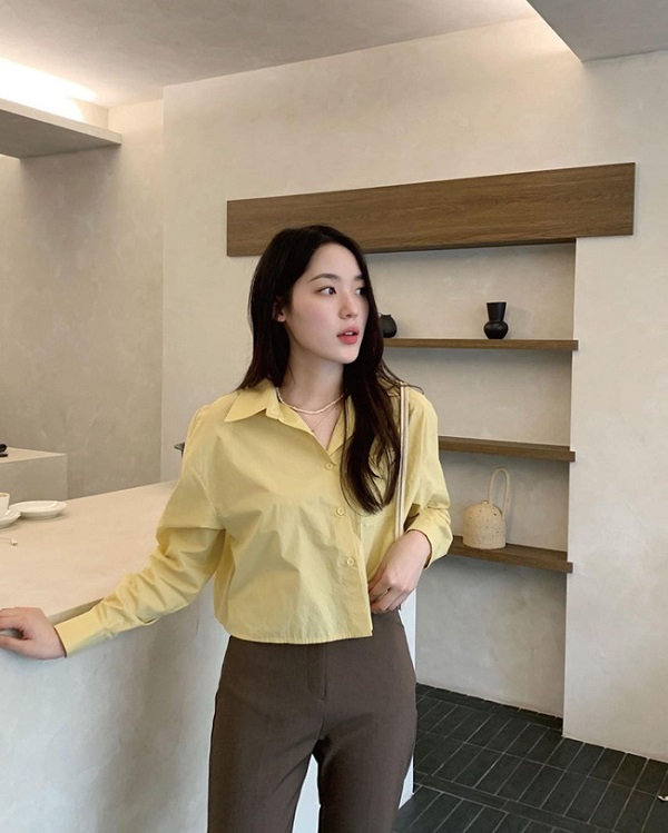 Phối đồ với áo sơ mi croptop màu vàng