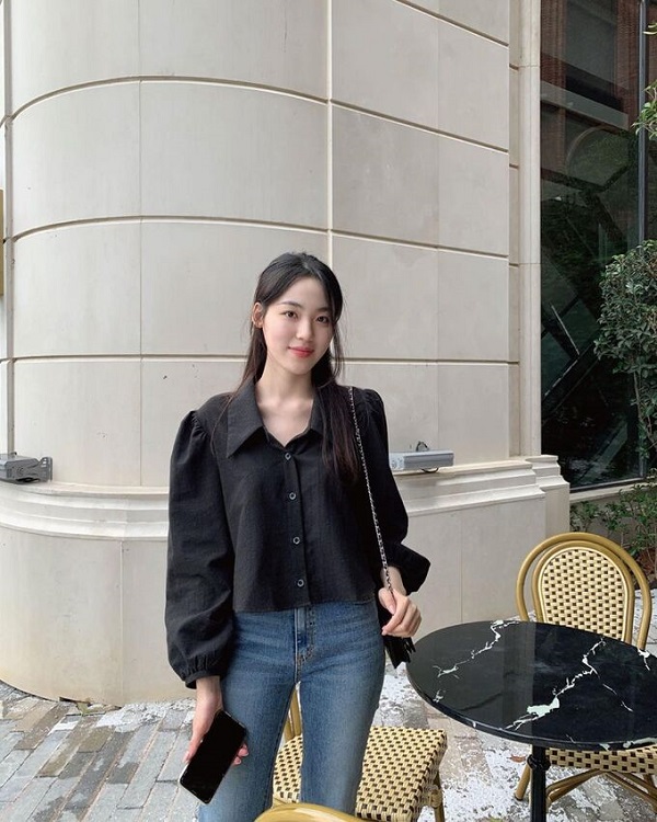 Phối đồ với áo sơ mi croptop màu đen