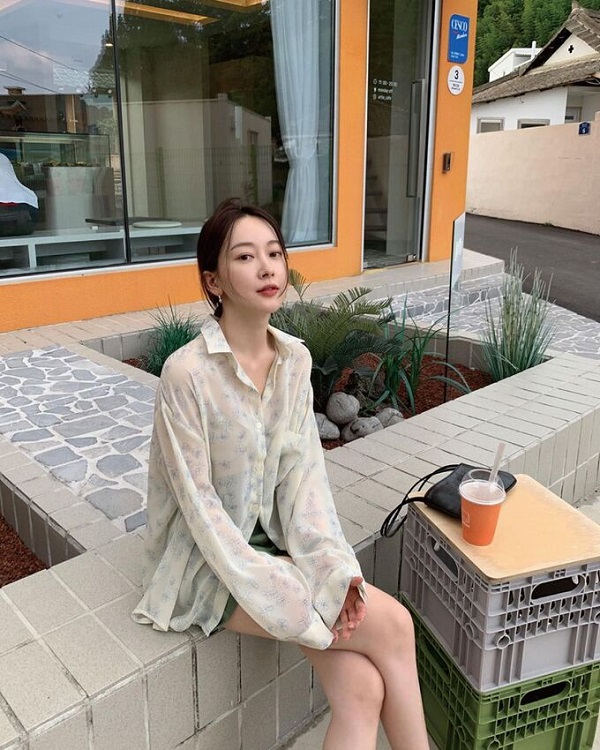 Phối đồ với áo sơ mi voan trắng mỏng