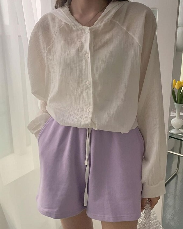 Phối đồ với áo sơ mi voan trắng mỏng phối quần short ngắn