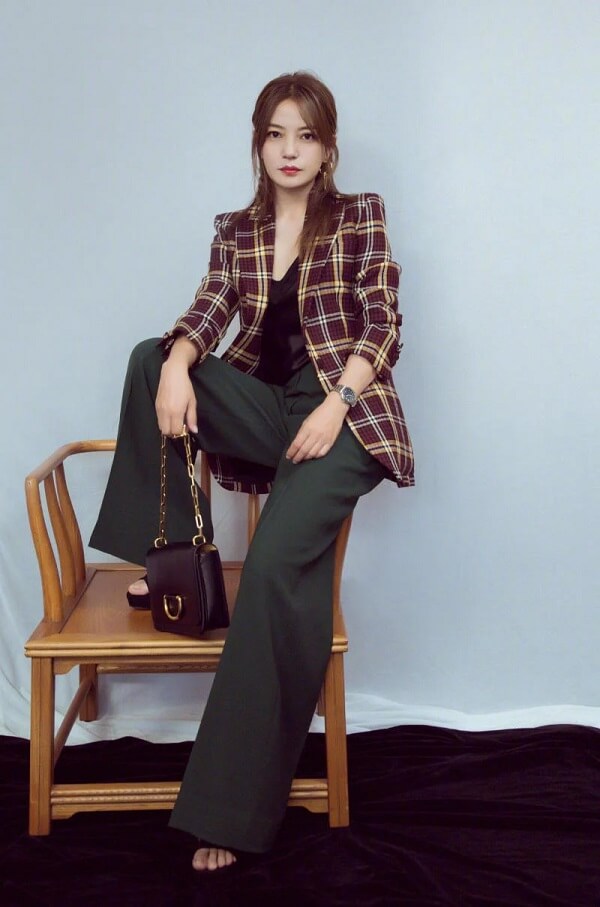 Áo dạ tweed diện với chân váy nào xinh?