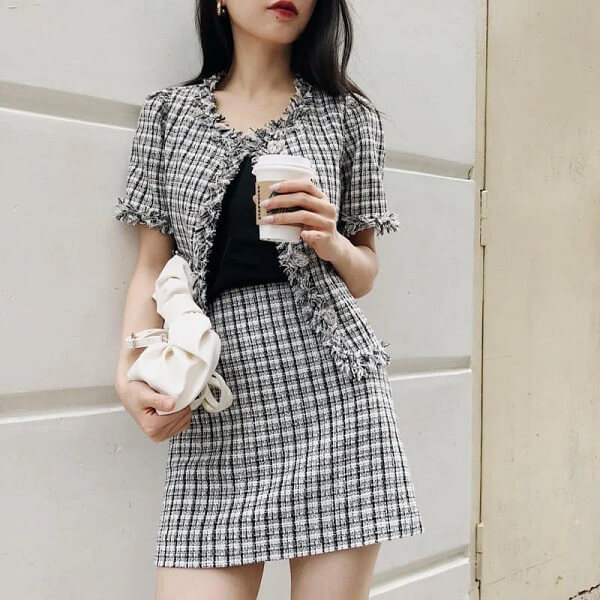 Phối áo dạ tweed với chân váy chữ A ngắn cùng tông dài tay mát mẻ