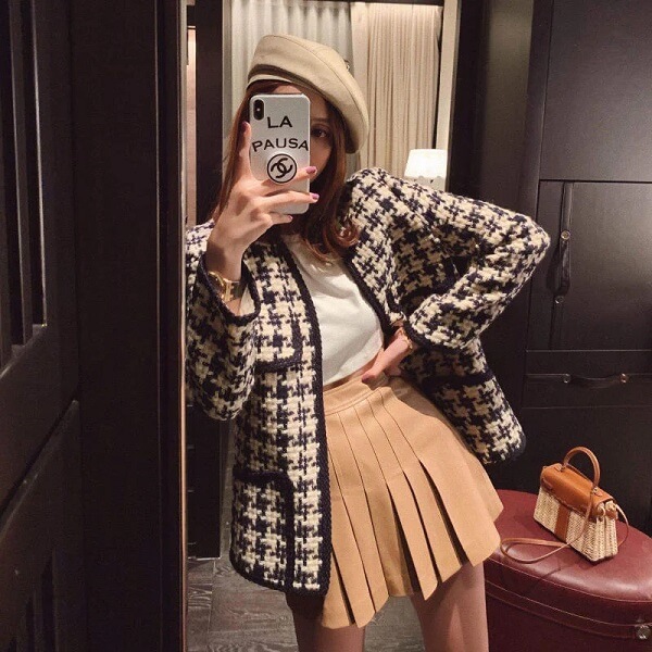 Phối áo dạ tweed với chân váy tennis - Ảnh 1