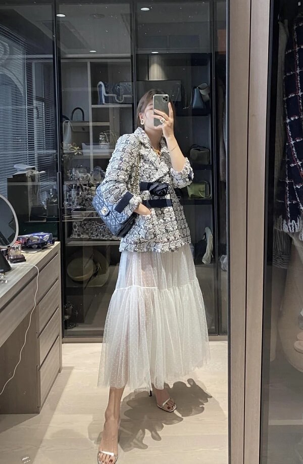 Phối áo dạ tweed với chân váy midi