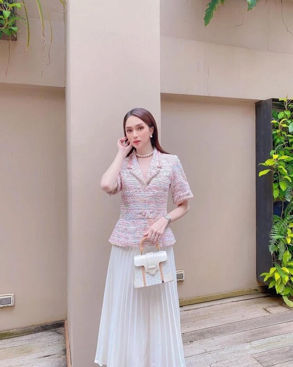 Phối áo dạ tweed với chân váy xếp ly