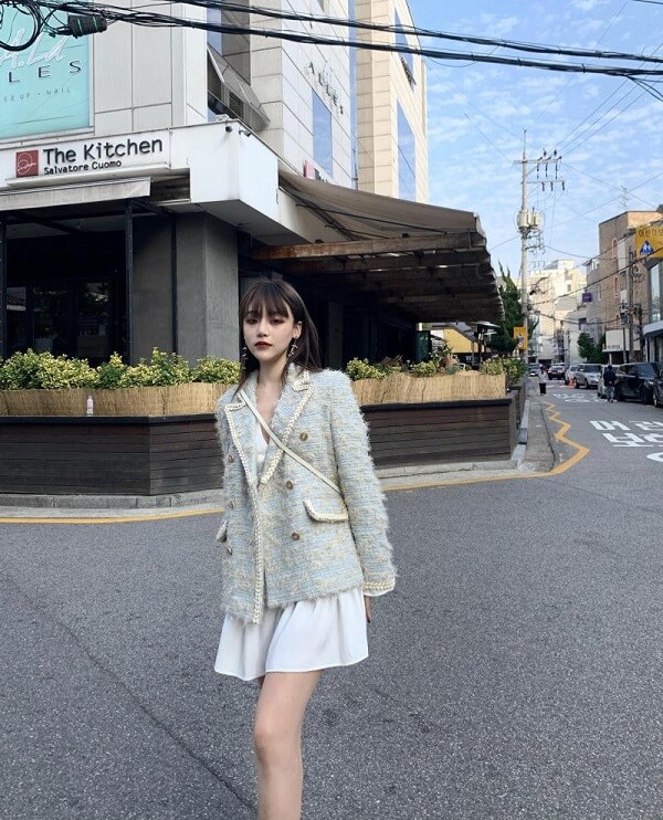 Mix áo dạ tweed với váy hai dây dáng dài