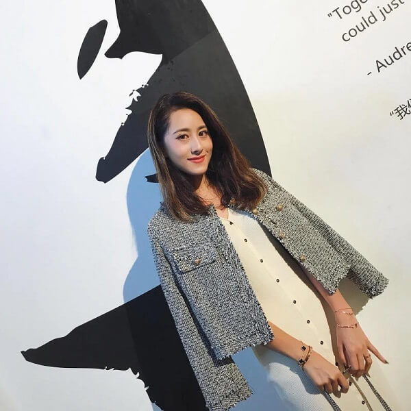 Mix áo dạ tweed với váy cổ vuông
