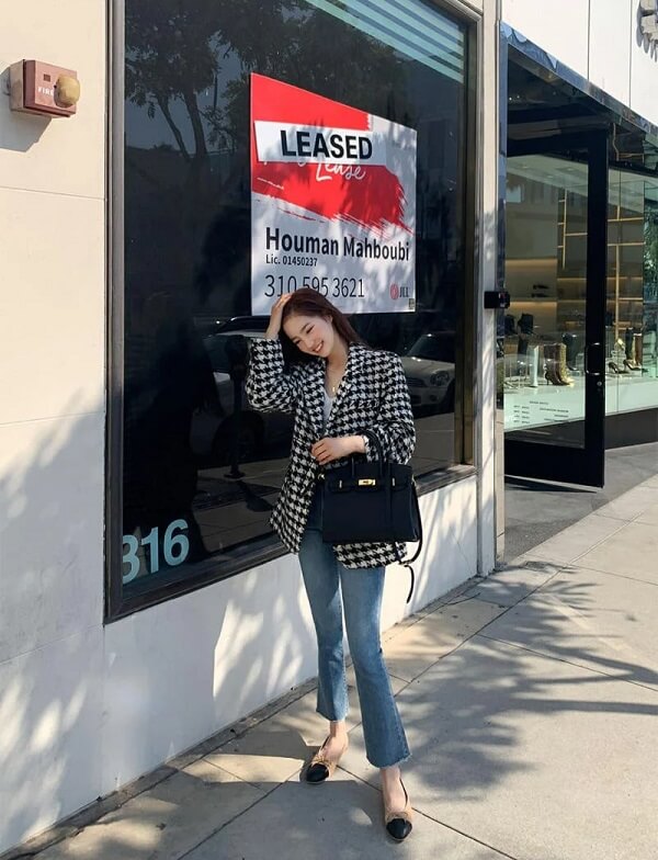 Phối áo dạ tweed với quần ống loe