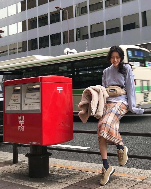 Chân váy bút chì kẻ ô kết hợp cùng áo len oversize