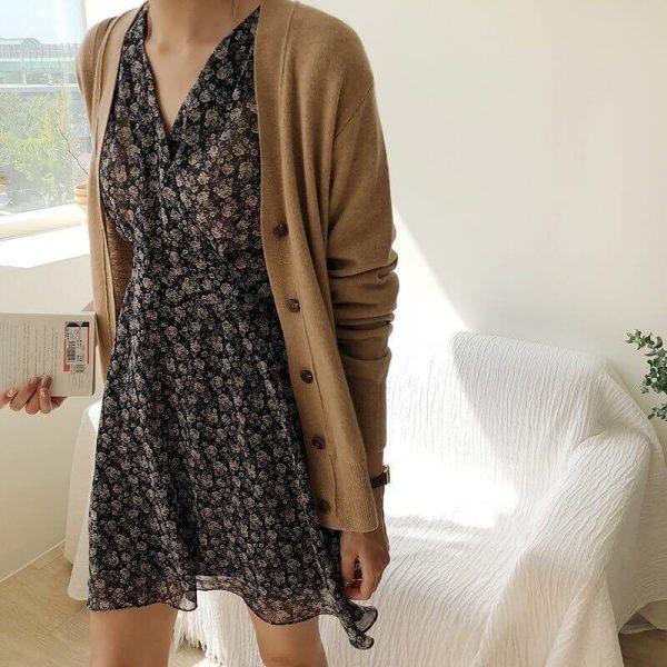 Váy hoa + Áo cardigan