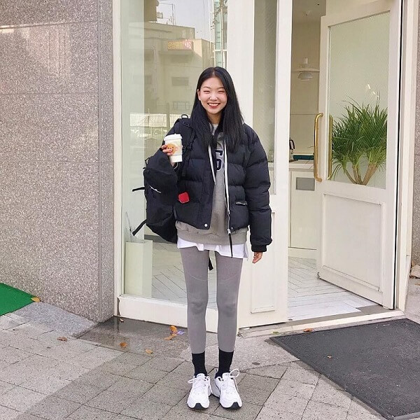 Phối layers với áo hoodie, áo phao và sneaker trắng hầm hố với quần legging - Ảnh 1