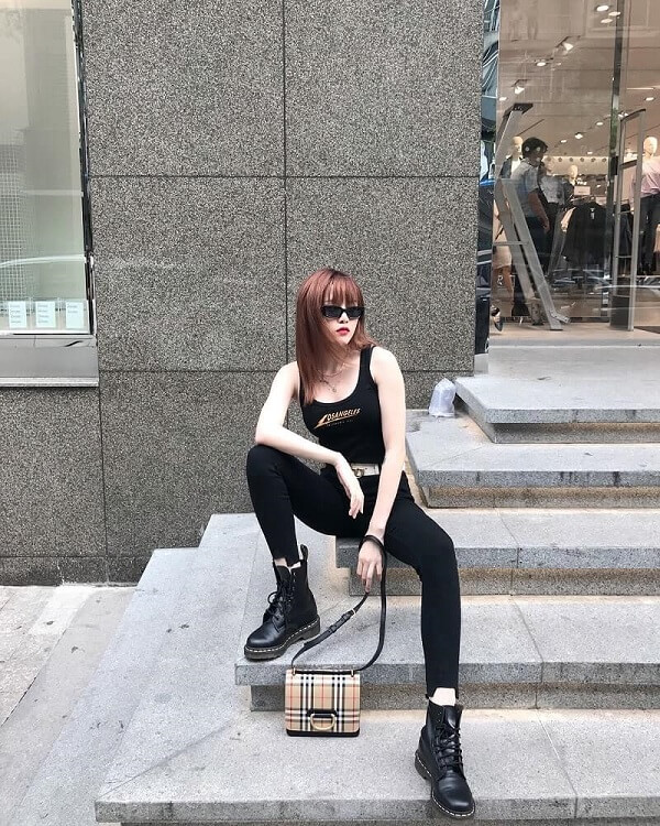 Giày Dr.Marten + Áo phông + Quần legging