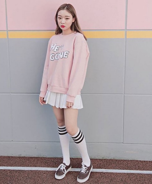 Áo sweater và chân váy
