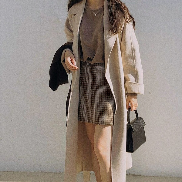 Trench coat kết hợp chân váy