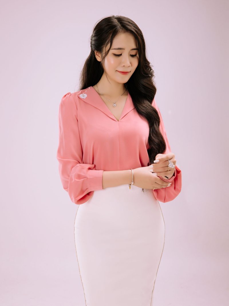 Áo sơ mi lụa tay bồng đính hoa cổ V - ROSA TOP - Ảnh 2