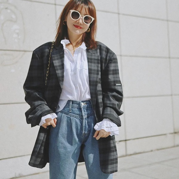 Áo blazer kẻ với quần jeans xanh + áo blouse