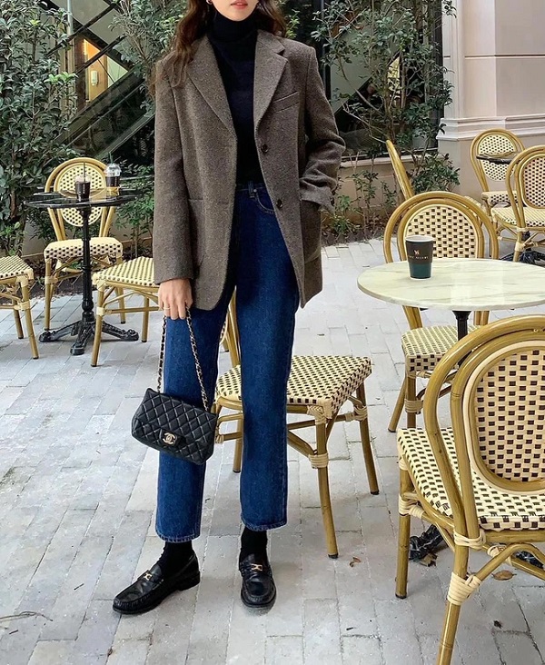 Áo blazer với quần jeans + áo đen cổ lọ