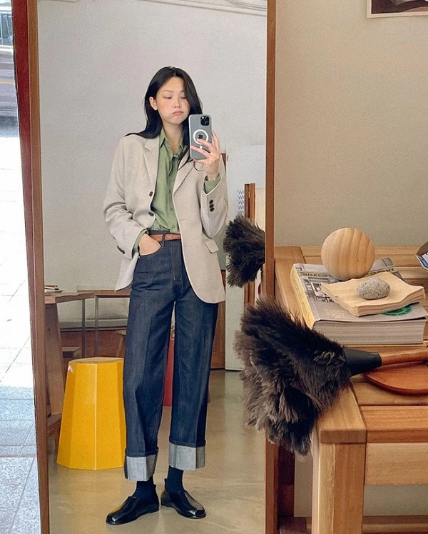 Áo blazer với quần jeans + áo sơ mi xanh lá nhạt