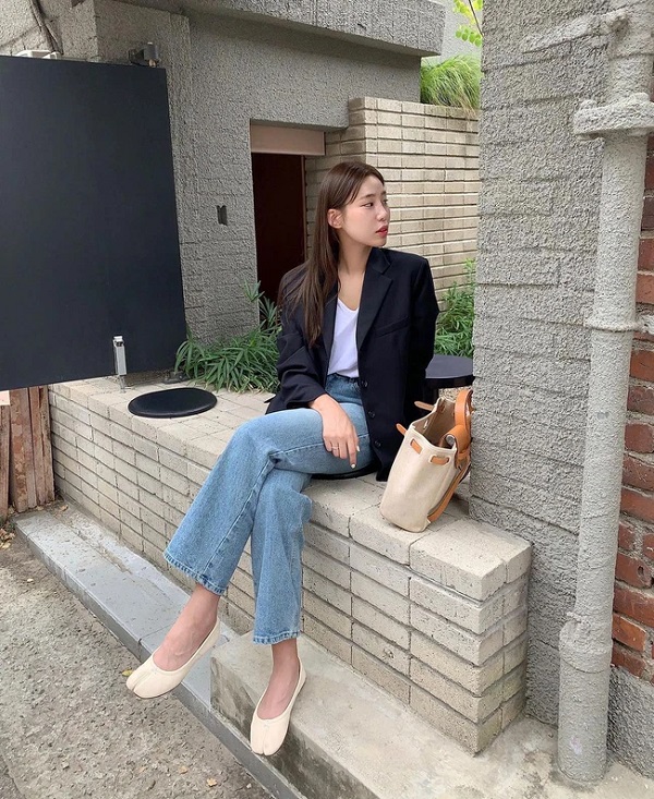 Áo blazer với quần jeans + áo thun trắng